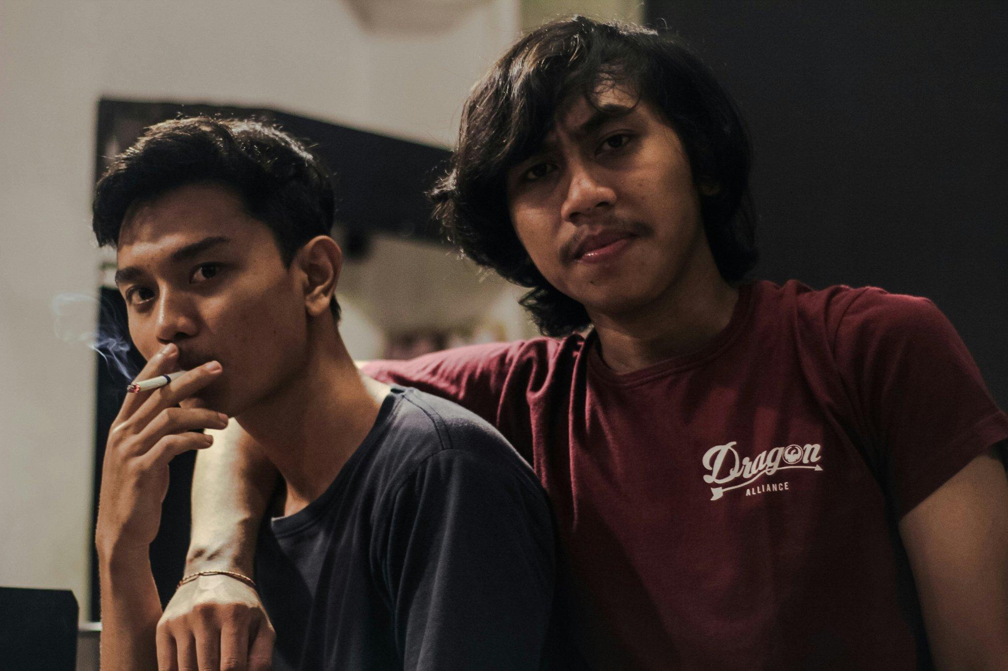 A phone screen showing various mindfulness apps failing mid-session.