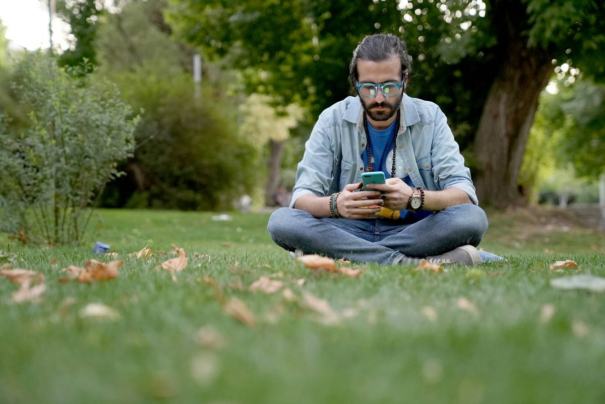 Infographic showing daily smartphone usage vs potential mindfulness time