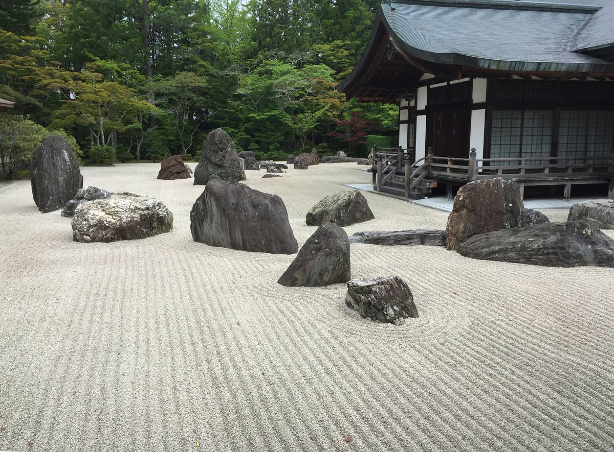 Before and after visualization of improved mental clarity thanks to mindfulness