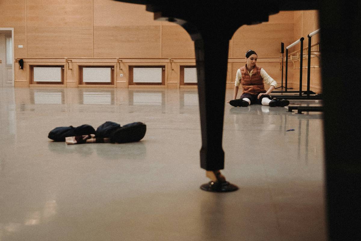 Woman meditating at sunrise illustrating benefits of daily meditation